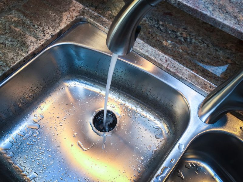 Kako otpušiti sudoperu bez vodoinstalatera?