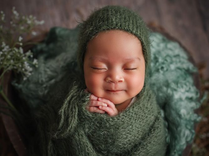 Zašto se bebe smeju u snu?
