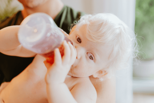 da li je normalno da beba bljucka, koliko je normalno da beba bljucka, bljuckanje, bljuckanje beba, šta da radite ako beba bljucka, bljuckanje kod beba, kako smanjiti bljuckanje kod beba, refluks kod beba, sta je bljuckanje,