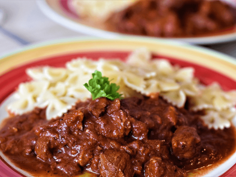 kako spremiti svinjsko meso da bude mekano, kako omekšati meso za gulaš, kako da dinstano meso bude mekano, kako da meso iz rerne bude mekano, kako spremiti socno svinjsko meso, kako da meso bude mekano, kako da pohovano meso bude mekano,