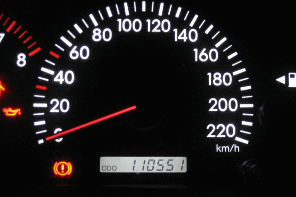 kako proveriti da li je automobil vraćao kilometražu, vraćena kilometraža, provera kilometraže automobila, provera istorije vozila, VIN broj, broj šasije, servisna istorija vozila, kupovina polovnog automobila,